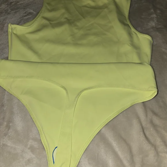 Good American Neon Yellow V-Neck Bodysuit – Size XL – NWT – Sold Out - Picture 5 of 5